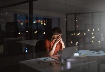 chica trabajando cansada